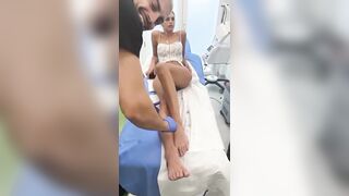 Sei sprecata per Edoardo... Corona commenta durante la depilazione della Fordelisi