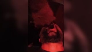 Cornuto sottomesso ingoia tutta la sborra del bull nero di sua moglie