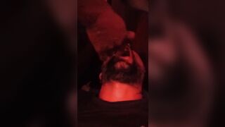 Cornuto sottomesso ingoia tutta la sborra del bull nero di sua moglie