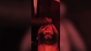 Cornuto sottomesso ingoia tutta la sborra del bull nero di sua moglie