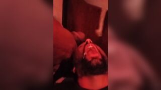 Cornuto sottomesso ingoia tutta la sborra del bull nero di sua moglie