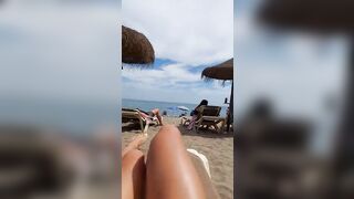 Topless Noemi in spiaggia