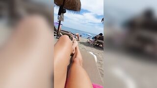 Topless Noemi in spiaggia