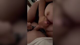 Mi sega sulle sue morbide tettone