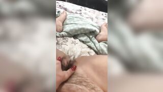 Moglie porca si fa un ditalino