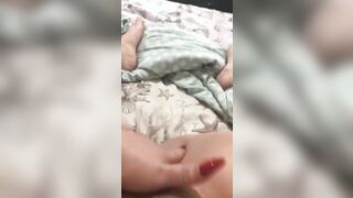 Moglie porca si fa un ditalino