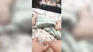 Moglie porca si fa un ditalino