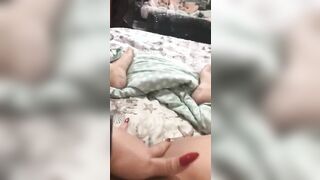 Moglie porca si fa un ditalino