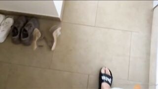 Scopa la vicina che fa ginnastica e le sborra in faccia