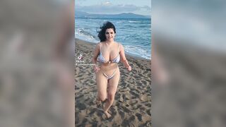 Valentina correndo sulla spiaggia con le tettone che ballano