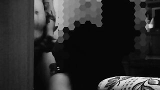 Mi scopa forte il culo a pecorina e mi viene in bocca