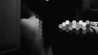 Mi scopa forte il culo a pecorina e mi viene in bocca