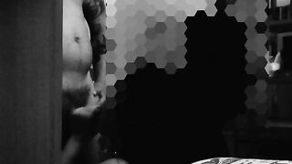 Mi scopa forte il culo a pecorina e mi viene in bocca