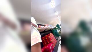 Italiana al supermercato senza slip e plug anale