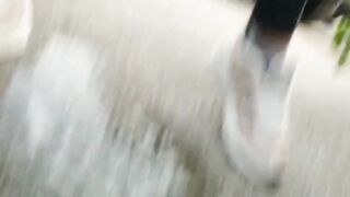 Nel parcheggio durante il concerto le scappa da pisciare