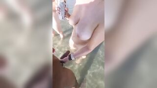 Moglie zoccola sega africano in spiaggia davanti al cornuto