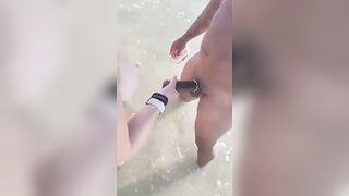 Moglie zoccola sega africano in spiaggia davanti al cornuto