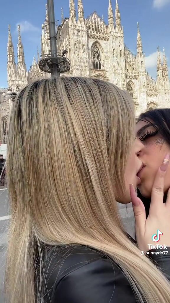 Slinguata lesbo ragazze italiane in piazza Duomo Tiktok