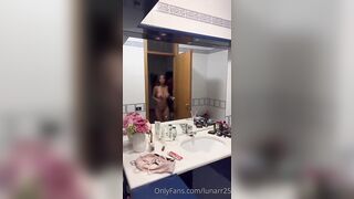 Milf latina tettona nuda in bagno