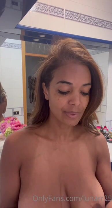 Milf latina tettona nuda in bagno