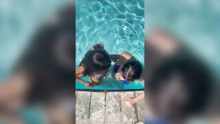 In piscina ragazze italiane palpandosi le tette