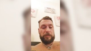 DAI ADDIRITTURA? Le scosta il perizoma e la masturba in live