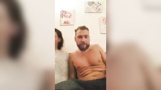 DAI ADDIRITTURA? Le scosta il perizoma e la masturba in live