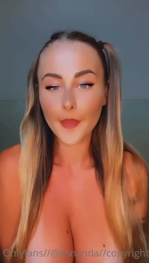 Sex worker italiana nuda tettona fica si sculaccia