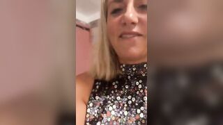 Pisciatina in primo piano mamma italiana porca