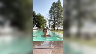 Bocce enormi in pisciana Tiktok