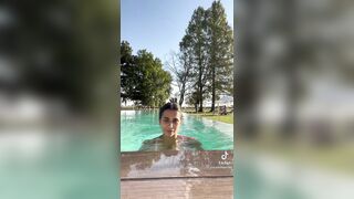 Bocce enormi in pisciana Tiktok