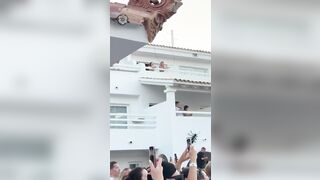 In vacanza ballano in topless sulla terrazza