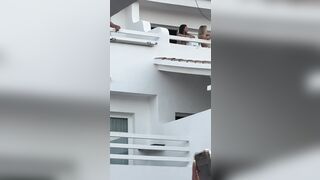 In vacanza ballano in topless sulla terrazza