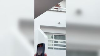 In vacanza ballano in topless sulla terrazza