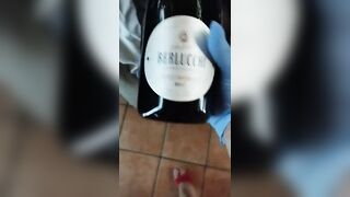 E' un berlucchi guardate come prende la bottiglia nel culo