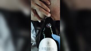 E' un berlucchi guardate come prende la bottiglia nel culo