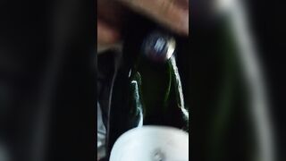 E' un berlucchi guardate come prende la bottiglia nel culo