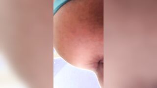 Ragazza tettona siliconata si tocca la fica