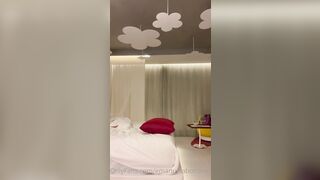 Da la buonanotte in body palpandosi la fica