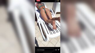 Priscilla in bikini in piscina