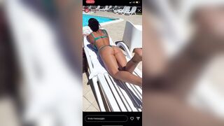 Priscilla in bikini in piscina