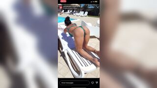 Priscilla in bikini in piscina