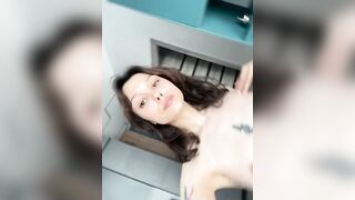 Teen mostra la sua faccia piena di sperma