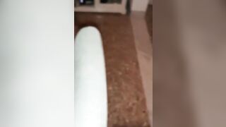 In autoreggenti e tacchi rossi