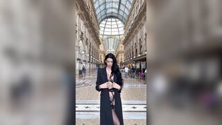 In lingerie in galleria a Milano