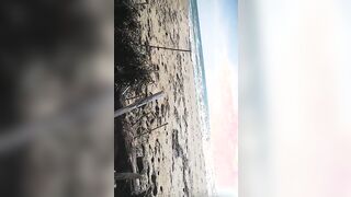 Moglie nuda si masturba al mare