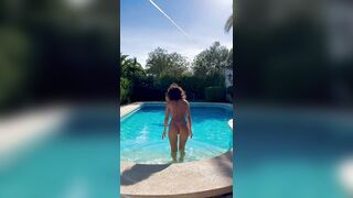 Nuda in piscina culo da 10 e lode
