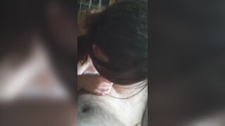 Sorridente succhiando il cazzo al suo ragazzo