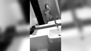 Selfie bionda italiana allo specchio