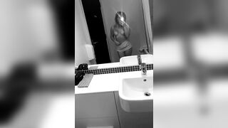 Selfie bionda italiana allo specchio